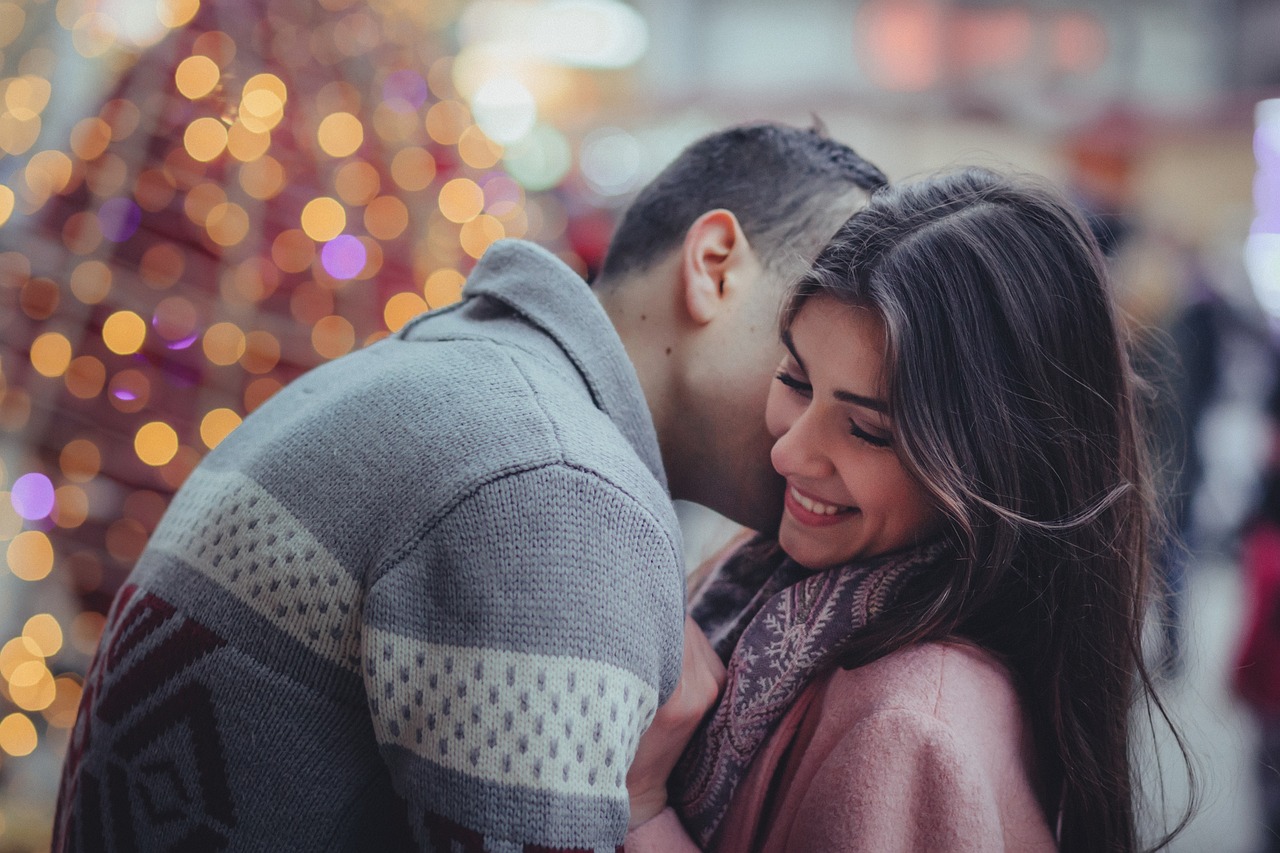 Man kissing divorced woman